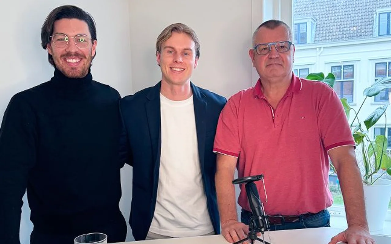 Drie teamleden achter de microfoon tijdens een webinar van Lime Sportadmin