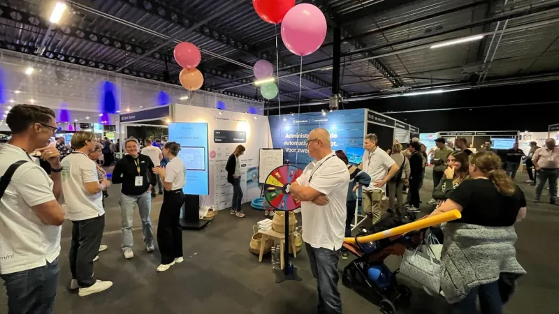 De stand van Sportadmin en Zwemscore op de ZwembadBranche Dag, met ballonnen en een prijzenrad